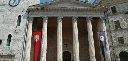 Вид на храм Минервы в Ассизи