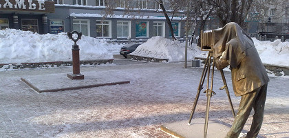 Скульптурная композиция Пермяк солёные уши (скульптура фотографа и рамки с ушами).