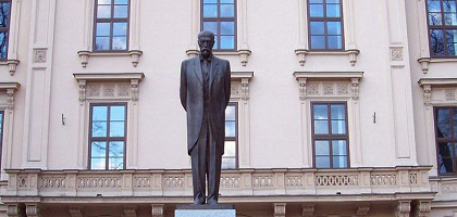 Масариков университет в Брно, статуя первого чешского президента