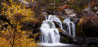 Прекрасный водопад Куллаоя, переливающийся всеми красками осени. Снимок сделан недалеко от Саллы