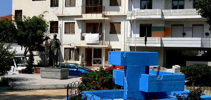 Современная площадь с фонтаном и памятником, Ретимно