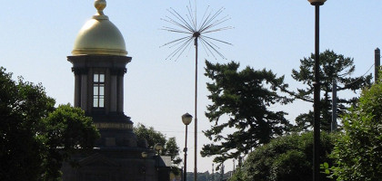 Церковь-часовня Троицы Живоначальной рядом с Троицким мостом и Петровской набережной Петербурга