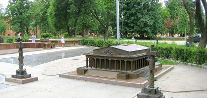 Александровский парк, Биржа и ростральные колонны стрелки Васильевского острова в миниатюре