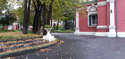 Храм Иоанна Воина на Якиманке, двор