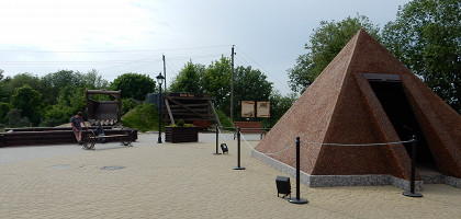 Янтарная пирамида на смотровой площадке Приморского карьера в посёлке Вершково