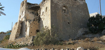 Замок Goulas в деревне Emporeio, Санторини