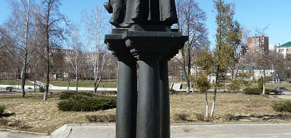 Памятник Н. С. Лескову в Орле, герои романа «Соборяне»