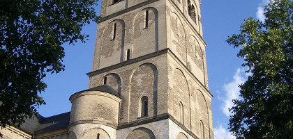 Апостольская церковь, Западная башня
