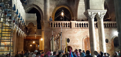Храм Гроба Господня, вид на Голгофу и камень Миропомазания