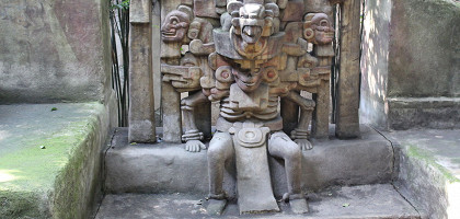 Национальный музей антропологии в Мехико, скульптура во дворе