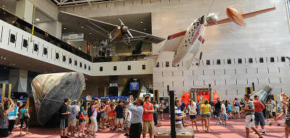 Вестибюль Национального музея авиации и космонавтики в Вашингтоне