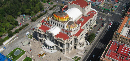 Вид на дворец изящных искусств в Мехико