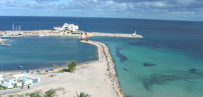 Пляж и порт Монастира