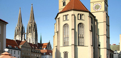 Neupfarrkirche и современная скульптура Дани Каравана, повторяющая контуры разрушенной синагоги, Регенсбург