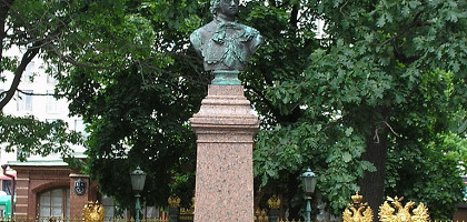 Бронзовый бюст Петра I в сквере напротив Домика Петра I