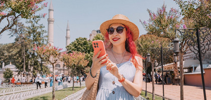 Туристка в Стамбуле смотрит в телефон