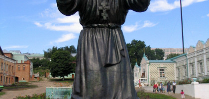 Коренная пустынь, памятник Серафиму Саровскому