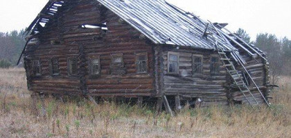 Старые разрушенные дома на острове Лычный