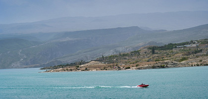 Катер на Чиркейском водохранилище