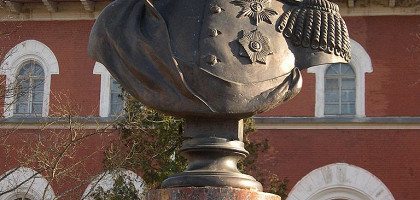 Памятник Канкрину перед зданием Лисинского лесного колледжа
