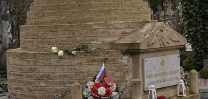 Памятник участникам Белого движения на кладбище Сен-Женевьев-де-Буа, Париж, Франция