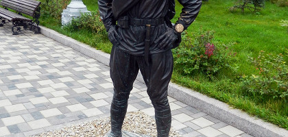 Памятник товарищу Сухову