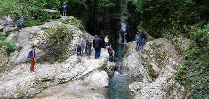 Нижний Агурский водопад в туристический сезон, Хостинский район рядом с Мацестой