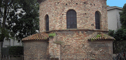 Баптистерий ариан (493-526 годы), Равенна