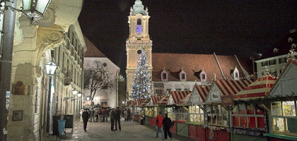 Главная площадь Братиславы, рождественский рынок