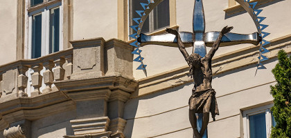Распятие Иисуса Христа во дворе замка в городе Нитра, Словакия