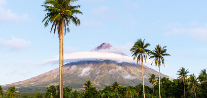 Вулкан Майон в кольце облаков