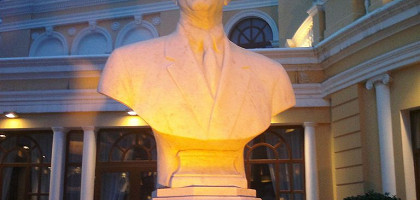 Азербайджанская государственная филармония, бюст Муслима Магомаева