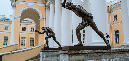 Александровский дворец, скульптуры