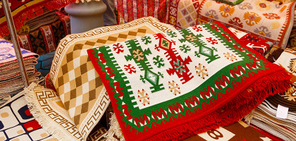 Турецкие ковры на рынке в Кемере