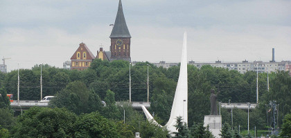Вид на Кафедральный собор и памятник рыбакам-пионерам океанического лова, Калининград