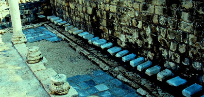 Античные общественные туалеты в византийской бани в Бейт-Шеане