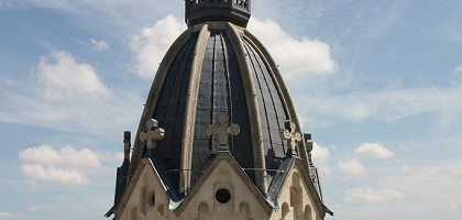 Базилика Нотр-Дам-де-Фурвьер, статуя Девы Марии на колокольне