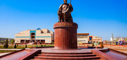 Каракалпакстан, Узбекистан, памятник Ажиниязу или Ажиниязу в городе Нукус
