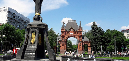 Памятник великомученице Екатерине и Триумфальная арка
