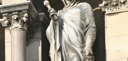 Кафедральный собор Марселя, статуя святой Марфы на фасаде