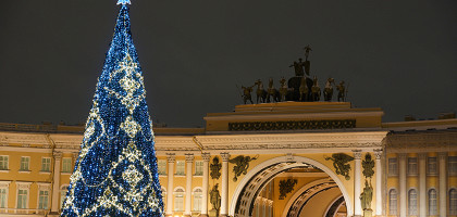 Новогодняя елка на Дворцовой площади Петербурга