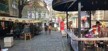 Летние веранды кафе на улицах Белграда, Сербия