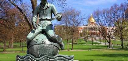 Бостон-коммон, читающая статуя