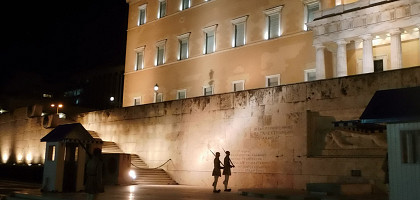 Вечерняя смена почетного караула у здания Парламента, Афины