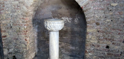 Арианский баптистерий, купель