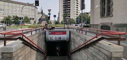 Вход в метро в Милане