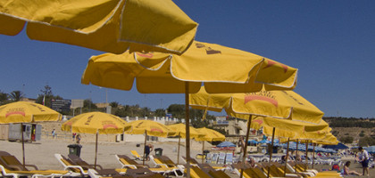 Пляж Меллиха Бэй (зонтики)