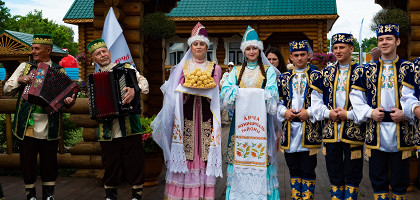 Встреча гостей в татарских национальных костюмах