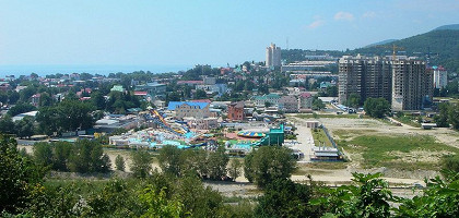 Вид на микрорайон и аквапарк Наутилус с горы, Лазаревское