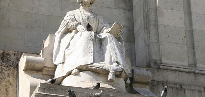 Памятник Мигелю де Сервантесу, статуя королевы Изабеллы Португальской